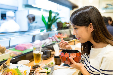 在日本餐厅吃米饭的女人图片