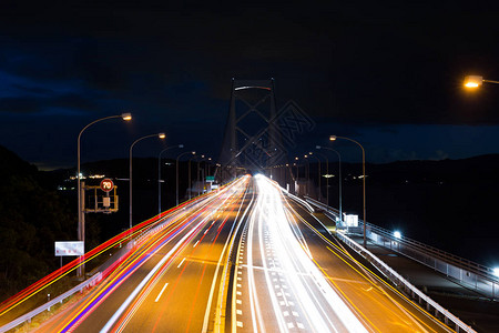 日本高速公路上的夜间交图片