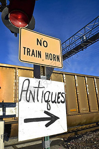 标志显示路过车头和火车经过一个并不会发出响声它的角和古董可供右侧使用图片