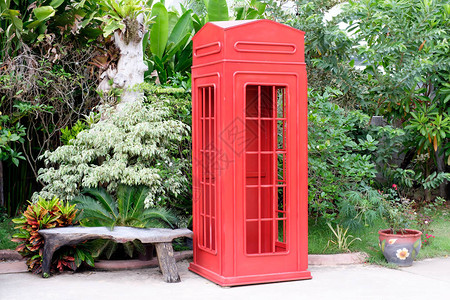 花园里的红色电话亭图片
