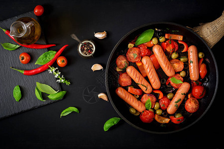 香肠和蔬菜在锅上用希腊式的蔬菜烤平坦图片