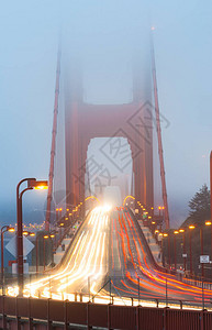 晚上金门大桥上的交通有雾图片