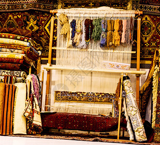 在伊兰古董地毯上模糊的手工制作的美丽的图片