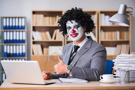 在办公室工作的小丑生意图片