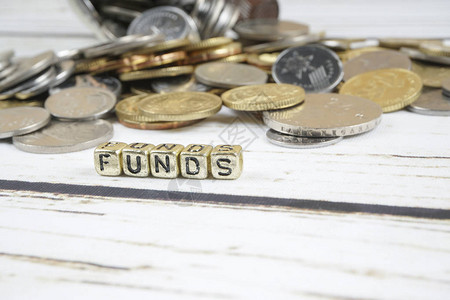 人民币硬币用字词FundS和硬币在木制背景上的骰子筹资和商业概念背景