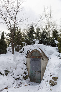 冷战时期白雪皑的防空洞的厚重钢门图片