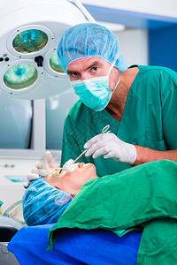 手术室医生外科医生病人在手术室图片