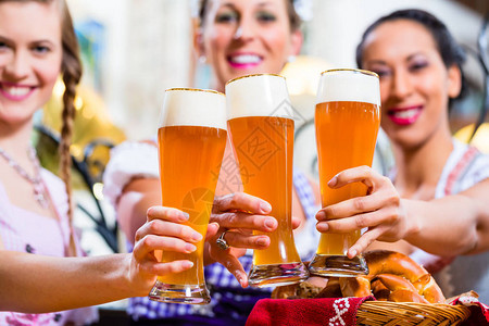 一群在巴伐利亚酒吧喝小麦啤酒的图片