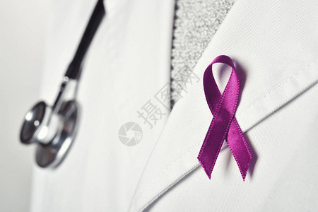 一名年轻的天主教医生的缝合穿着粉色丝带被钉在白色图片