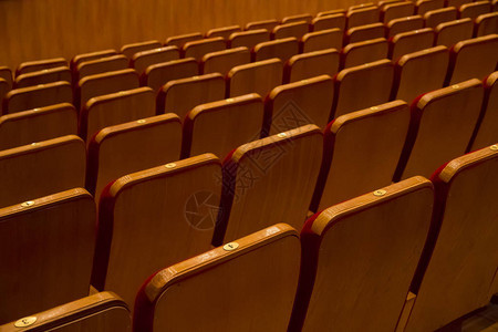空座位排空电影院或音乐厅的观众从图片