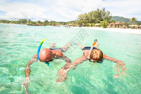 高级夫妇度假者一起在泰国的热带KohLipe海游泳异国情调的浮潜之旅活跃的老年人和世界各地的旅游概念温暖的绿图片