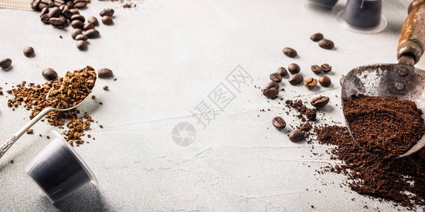 背景与各种咖啡咖啡豆地面和速溶垫和胶囊复古风格色调复制图片