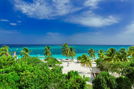 令人惊叹的华丽美令人惊叹的奥尔金省景色古巴热带迷人的海滩和蓝天背景中宁静的蔚图片