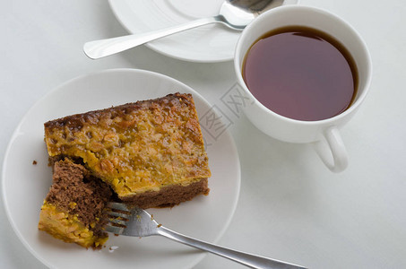 焦糖花生饼蛋糕在休息时间和茶一起图片