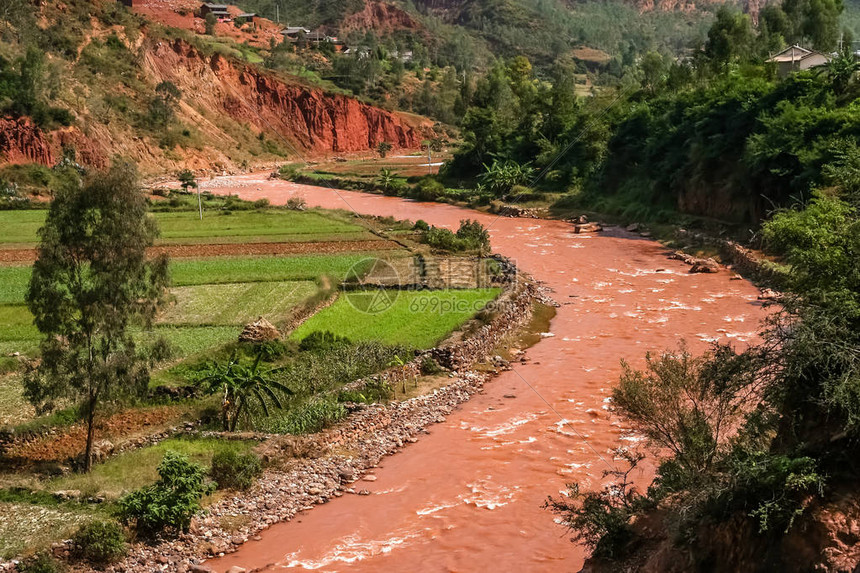 红河穿过南部云南西华巴纳地区山谷流经图片