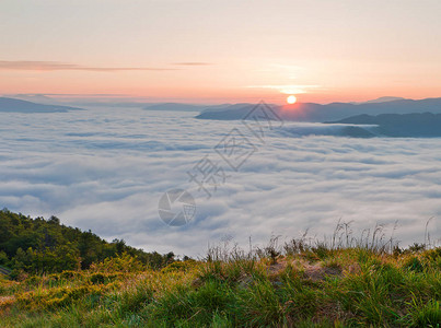 海雾中的日出夏季山景图片