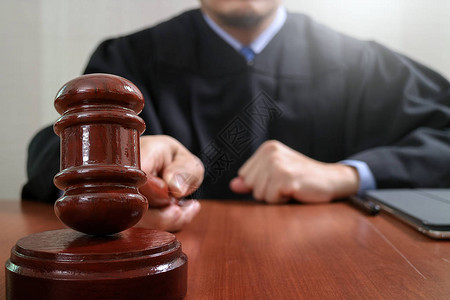 于:2023-06-11红色木槌图片法院锤子图片一个木槌图片法院法槌图片木