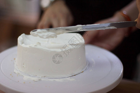 贝克在蛋糕上抹奶油图片素材