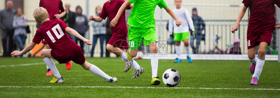儿童足球员足球员在草地上踢足球比赛追球的年轻足球员横向图片