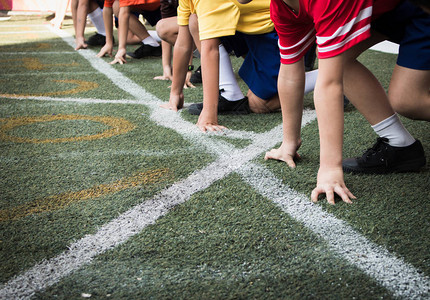 学生男孩准备在学校运动日离开跑步比赛男孩的起点学图片