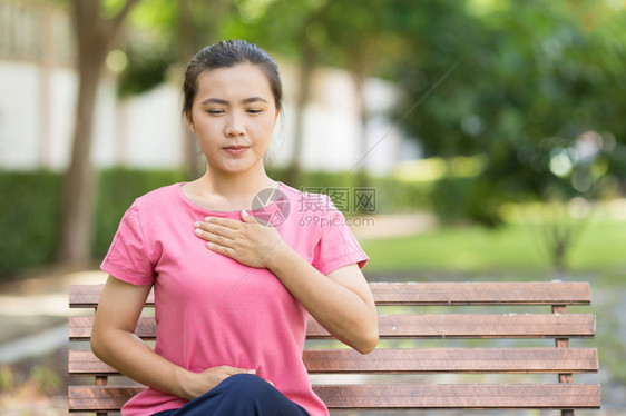 女人在花园里有反酸图片