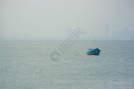 船停靠在城市外的海背景图片