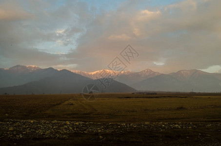冬季的雪覆盖了山地多云的莫纳廷和田地阿塞拜疆高加索GakhShekiZa图片