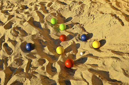在海滩的沙滩上玩完游戏后各种多彩图片