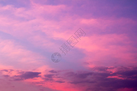 黄昏时期的天空背景粉和紫罗兰色图片