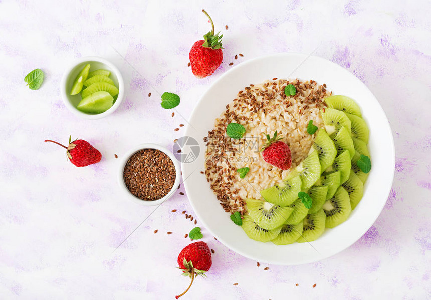 美味健康的燕麦粥配猕猴桃和亚麻籽健康的早餐健身食品适当的营养图片