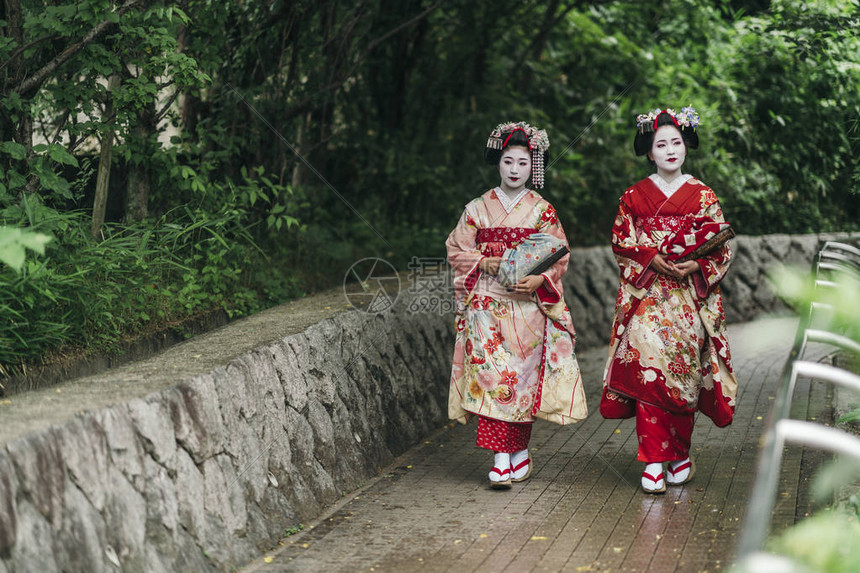 两位美子艺妓在日本京都公园图片