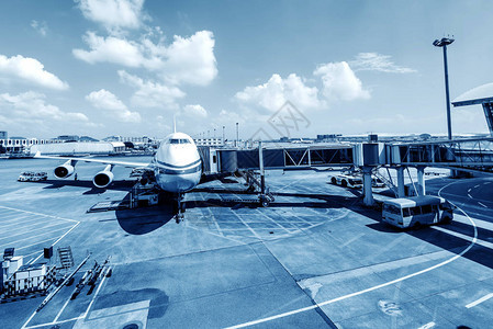 飞机停在上海国际机场的机场是美图片