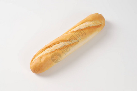 白色背景上的小法式长棍面包图片