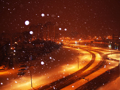 城市下雪的夜景图片