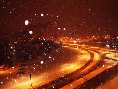 城市下雪的夜景图片