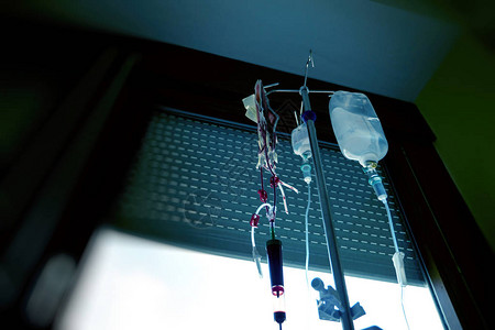 POV观点的医院紧急服务在输血袋悬挂在支架上500毫升人血含有抗凝血剂溶液图片