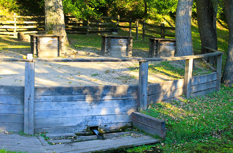 乌克兰森林中的三口古色香的木井图片素材