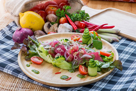 新鲜的三文鱼沙拉配蔬菜图片