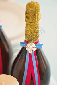 两个香槟瓶的婚礼装饰图片