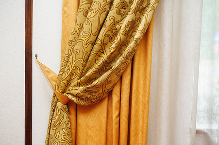 房间窗户上的金色窗帘图片