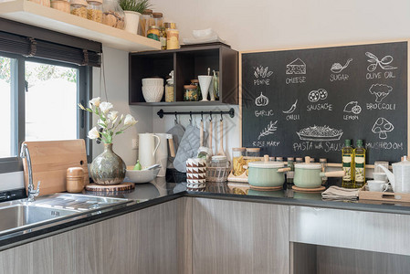 现代厨房柜台顶有黑色花岗图片