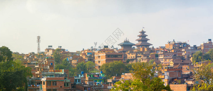 尼泊尔Bhaktapur周围建筑物内Nyatapola塔墙层顶背景图片