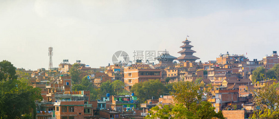 尼泊尔Bhaktapur周围建筑物内Nyatapola塔墙层顶图片