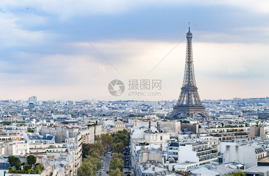 晚上埃菲尔铁塔和巴黎城市景观形成凯旋弧来自法国巴黎战神广场的埃菲尔铁塔美图片