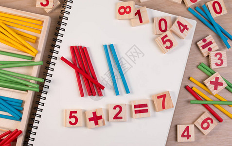 教育儿童数学玩具木板棒游戏计数设置在儿童数学班幼儿园数学玩背景图片