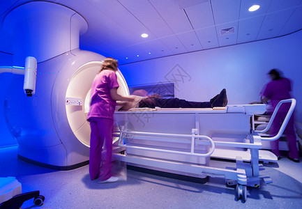 护士正在准备一台超强的现代磁共振扫描仪图片