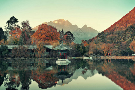 云南玉龙雪山云南丽江黑龙池背景