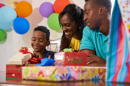 非洲裔美国父亲母亲和孩子庆祝生日图片