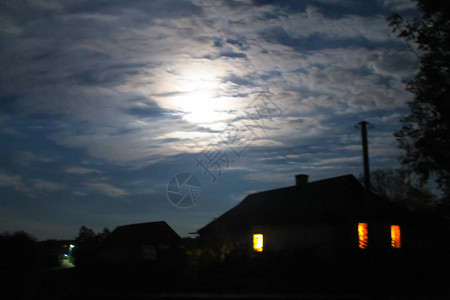 月圆之夜的农村房子图片