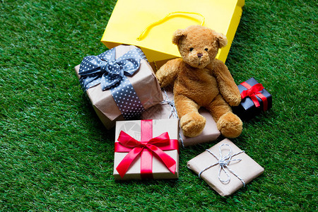 黄色购物袋可爱的泰迪熊和小礼物图片